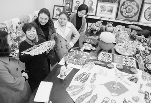 晋中市妇联组织策划的手工工艺品展