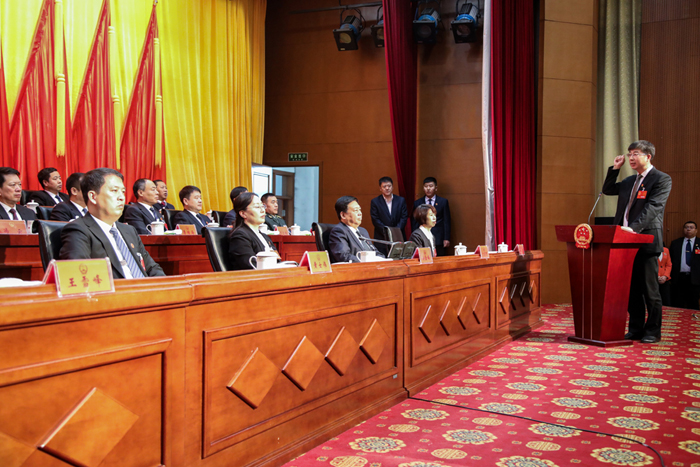 经过选举，市委常委、市纪委书记霍德才当选北安市监察委员会主任，并现场向宪法宣誓.jpg