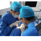 贾玮医生进行口腔种植手术