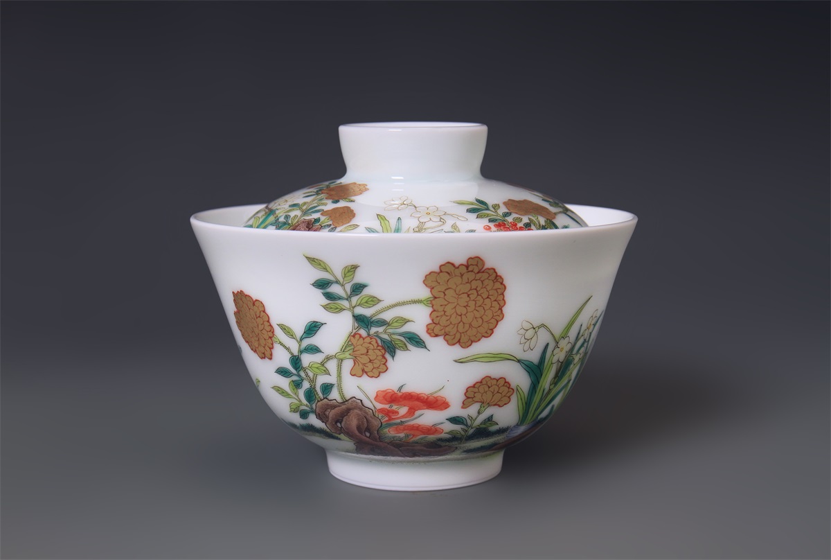 粉彩描金灵芝水仙盖碗 (2).JPG
