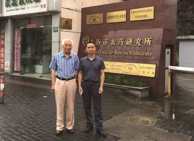董事長胡伍琪與上海市農藥研究所冷陽教授合影