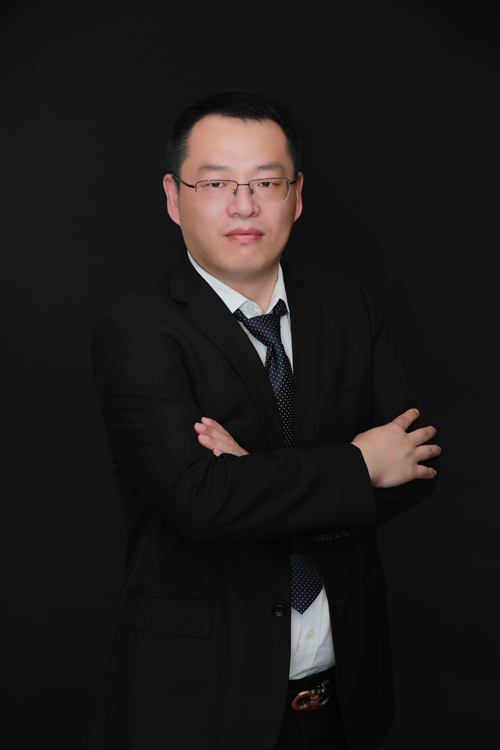 合伙人：周鲁 