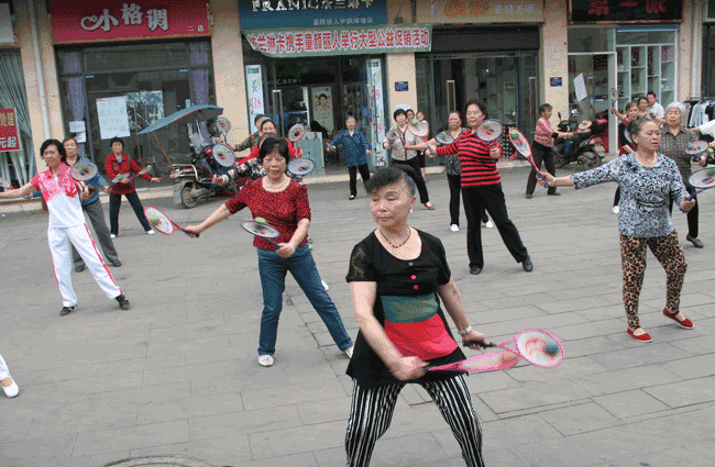 师生在金都广场演练柔1