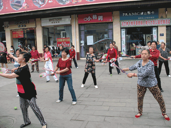 师生在广场演练柔力球3