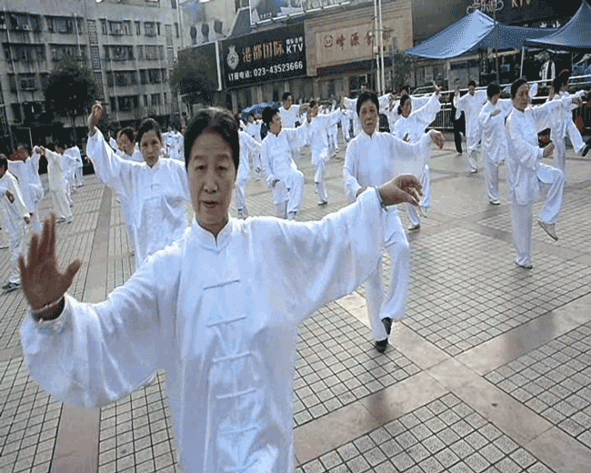 太极拳班刻苦演练1