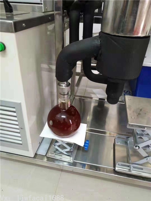 刚提炼的沉香精油
