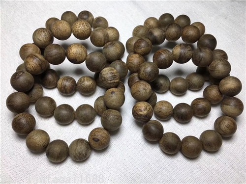 星洲沉香中的精品!文莱沉香也称“小黑棋” 星洲沉香中的精品!文莱沉香也称“小黑棋”