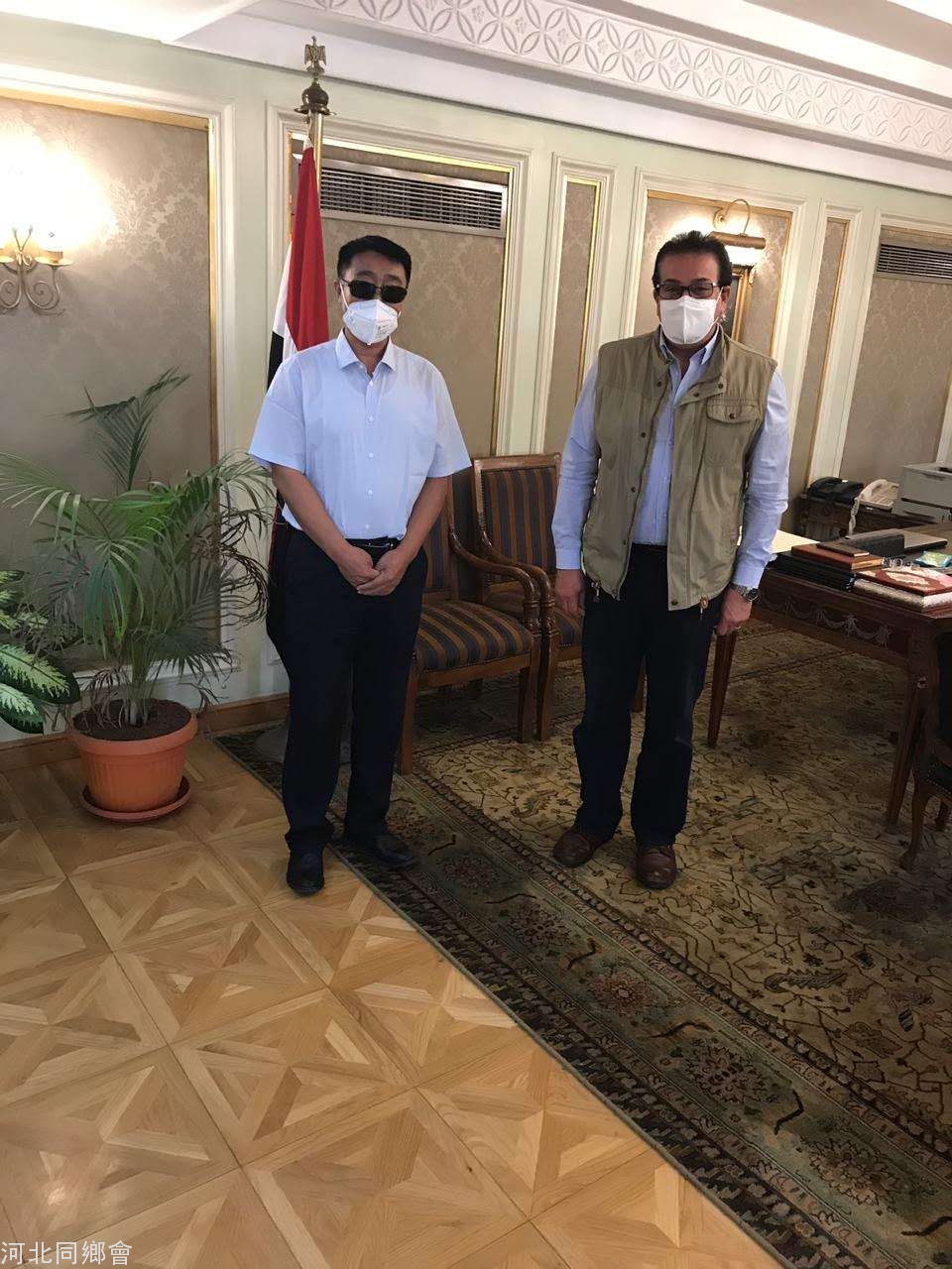 20200514173632_66135.jpg 为埃及高教部送口罩,和埃及高教部长合影.jpg