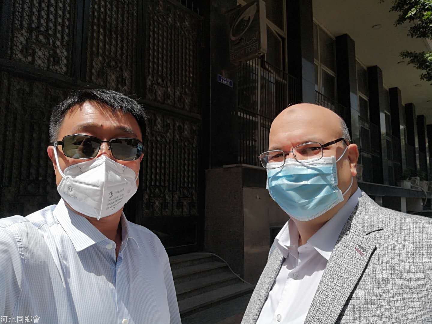 20200514173704_98439.jpg 为埃及高教部送口罩,和埃及高教部副部长艾哈迈德谢赫合影.jpg