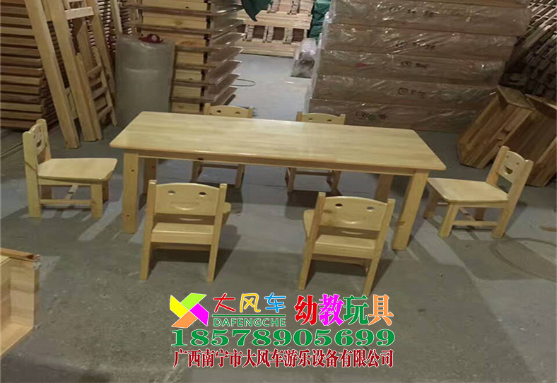 南宁幼儿家具厂儿童实木桌椅.jpg