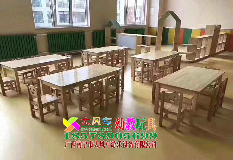 南宁幼儿家具厂实木课桌椅.jpg