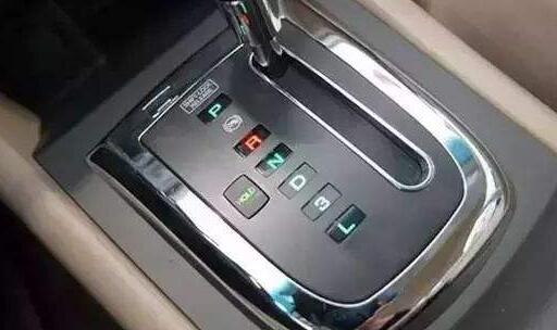 短暂停车，挂P档还是N档