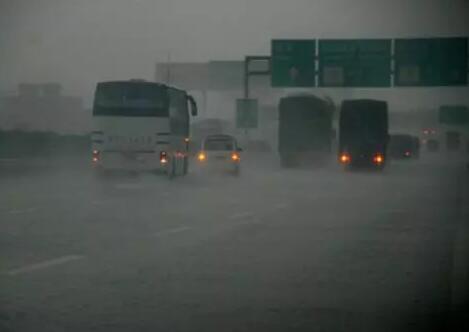 高速路遇暴雨谨记这几招
