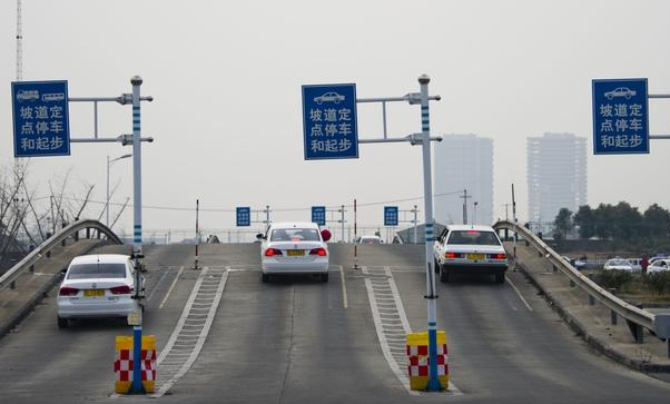 如何选择驾校