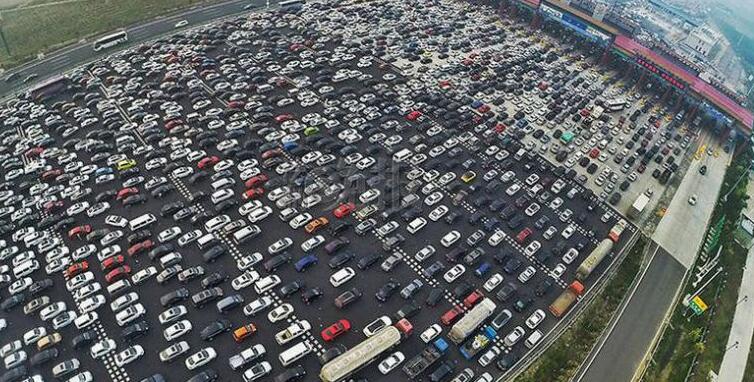 高速遇到堵车，要这么做才安全