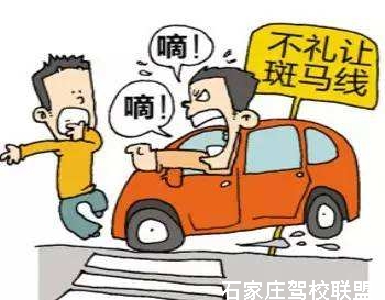 机动车礼让斑马线的重要性越加突出 机动车礼让斑马线的重要性越加突出