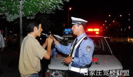 驾校学车出现事故责任由谁承担?