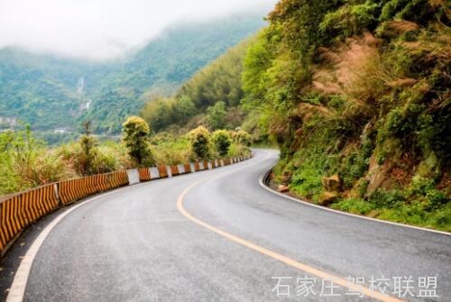 不同的道路应该怎样安全行驶
