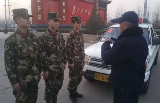 这一群“迷彩服”齐刷刷来到考试场，要干啥