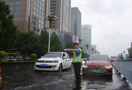 雨天行车路遇积水 这几“招”可助你摆脱“困境”
