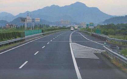 高速公路的八大危险区域及应对方法
