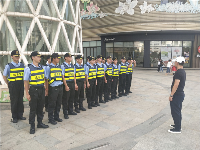 创建全国文明城市    乾龙特卫安保志愿者在行动