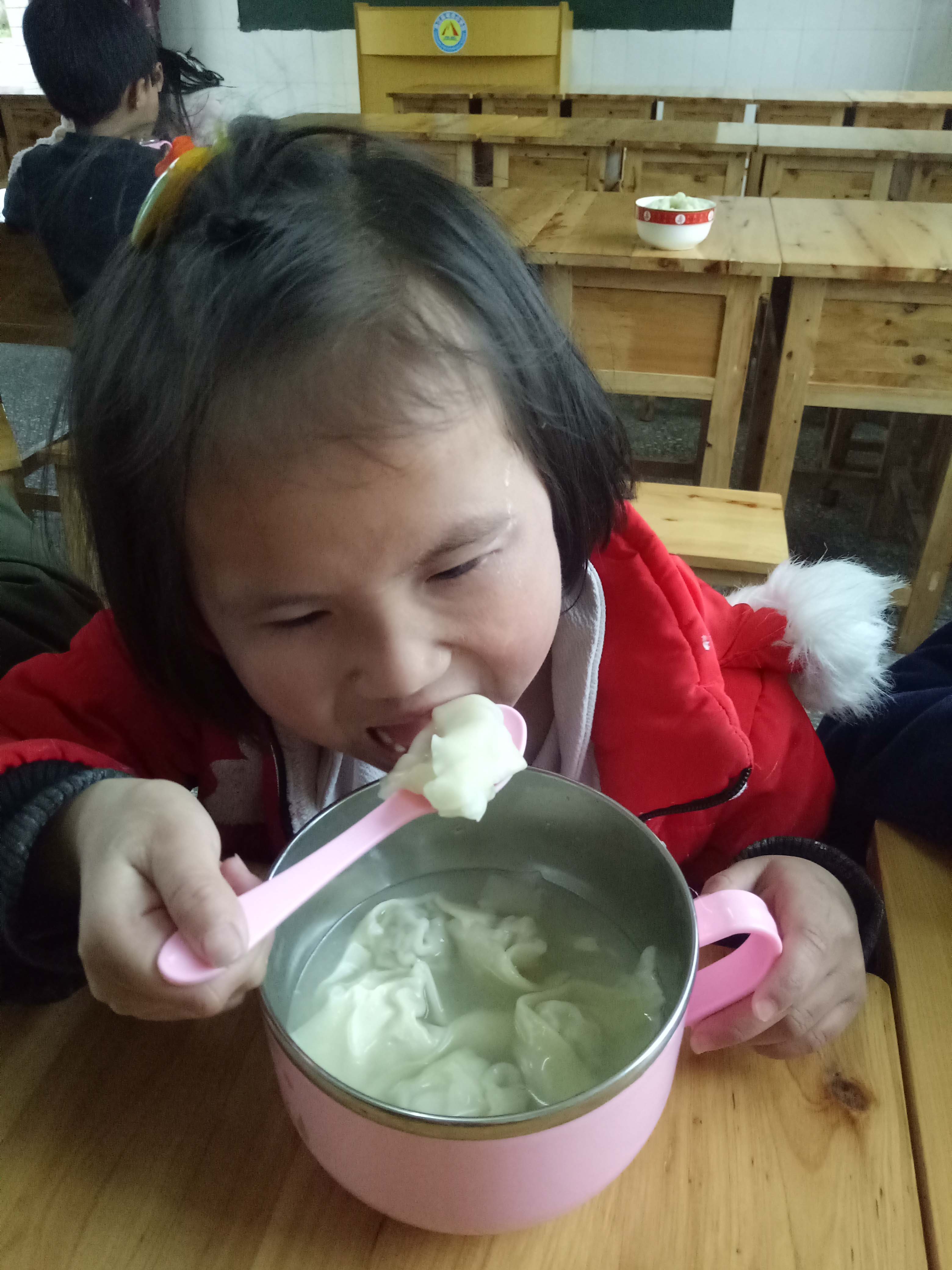 周末孩子们自己动手包饺子