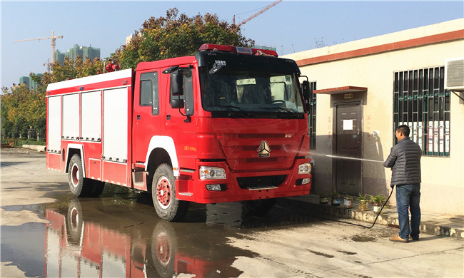 豪沃8吨消防车洗车作业