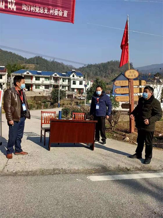 市人大代表、沟汀村党支部书记李季在沟汀村卡点值班（右一）.jpg