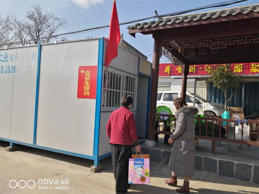 市人大代表叶爱青到小河镇对外疫情防控检查卡点对工作人员进行慰问.jpg