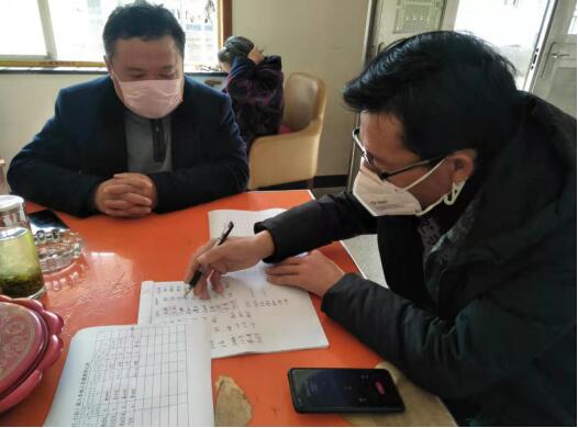 县人大代表：丁香镇新中村支部书记吴福延开展入户排查.jpg