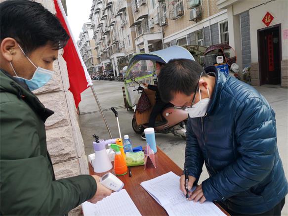 人大机关干部职工吴志刚在小区值班.jpg