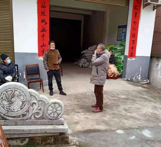 县人大代表李建宁向村民宣传疫情防控.png