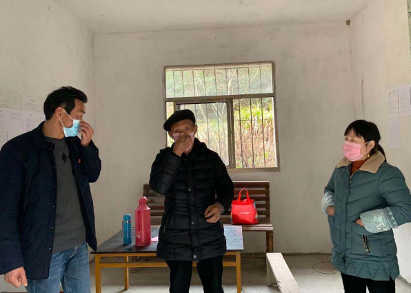 县人大代表吴绍丙慰问葛公卡点工作人员，送物资.png