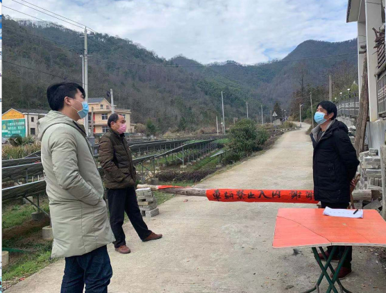 镇人大代表王建平询问卡点工作人员村民出入情况.png