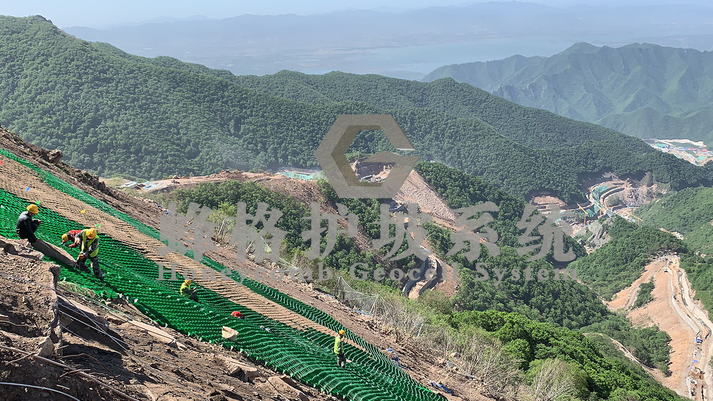 北京冬奥会山体生态修复工程选用蜂格护坡系统岩土软弱填方等工众多工况，应用蜂格