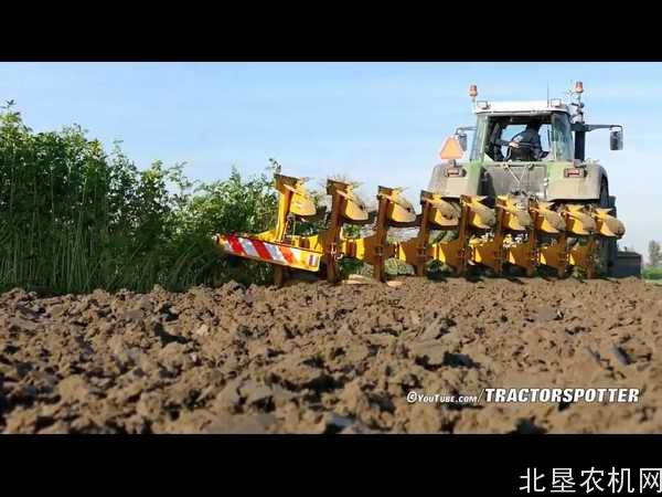 芬特824拖拉机搭配九铧式翻转犁作业