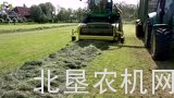 迪尔8200青贮机配捡拾台作业