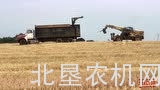凯斯和斯太尔拖拉机配牧草机械作业