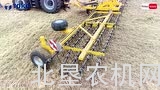 杰西博拖拉机配Claydon搂草机作业