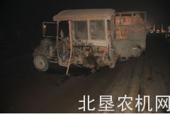 奥迪凌晨与拖拉机相撞疑因大雾拖拉机未亮灯导致