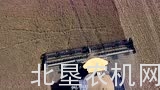 纽荷兰CR 10.90收获机配麦克唐FD140挠台作业