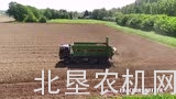 后抛式撒肥车作业