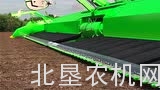 约翰迪尔新型收获机，割台可随着地形高低改变