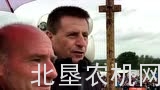国外的农民生活多姿多彩，用拖拉机踢足球