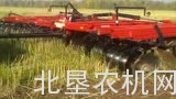 Versatile公司435拖拉机配 TD700重耙