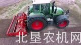 芬特820拖拉机配库恩动力耙