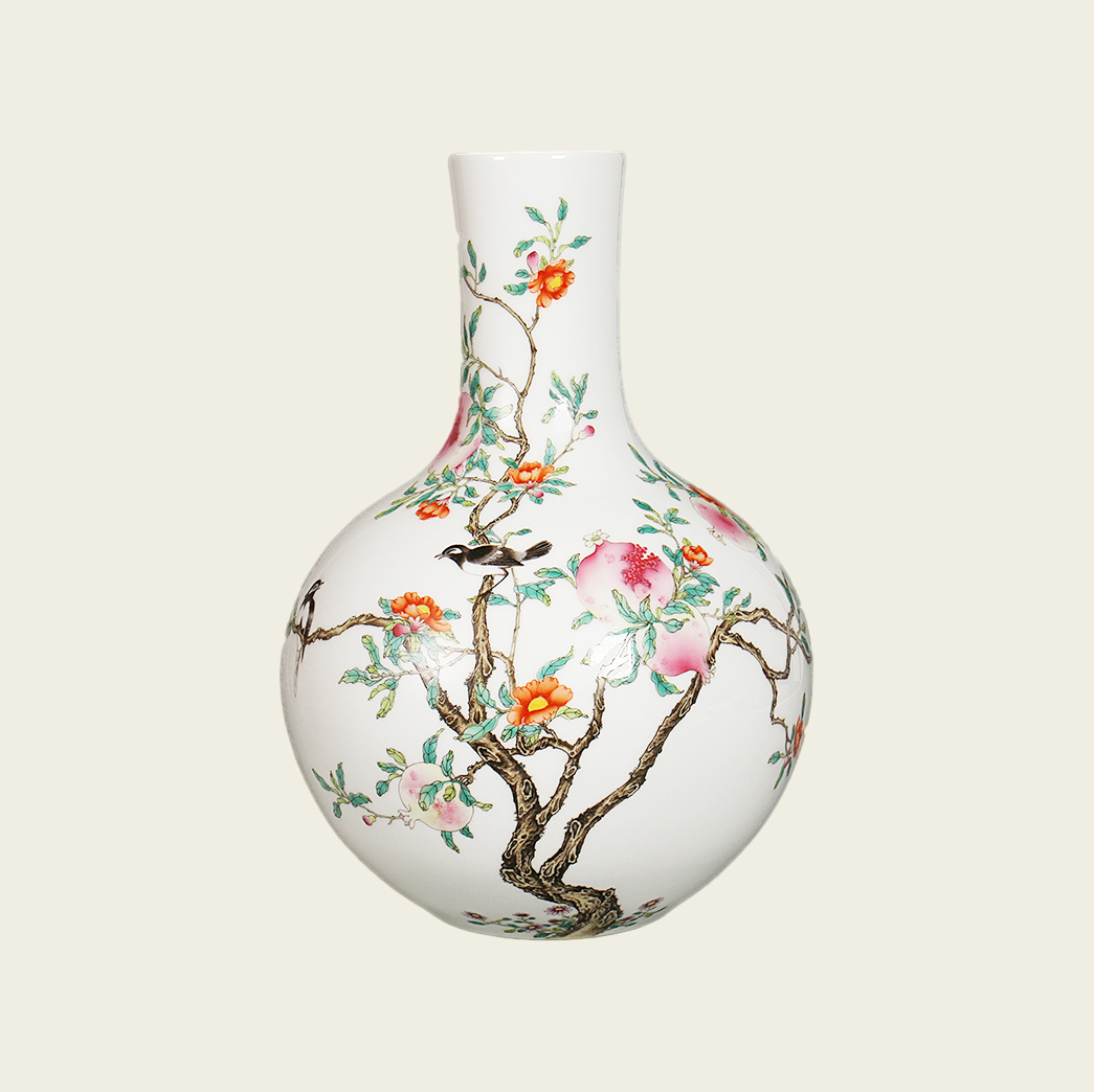 清·乾隆 粉彩喜鹊石榴花天球瓶