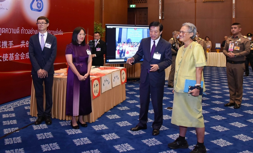 中泰青少年携手同行 共绘文明互鉴新画卷 — 泰国外交部“小大使”基金会25周年庆典中国展区气氛热烈