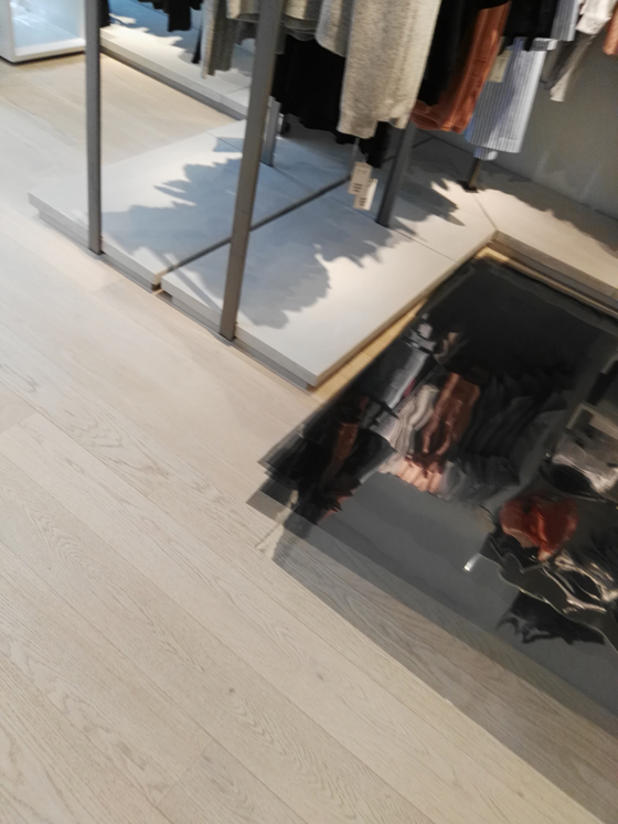 合肥政务区华润万象城COS服装店